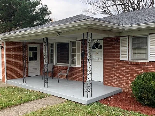 136 Lincoln Dr photo 1