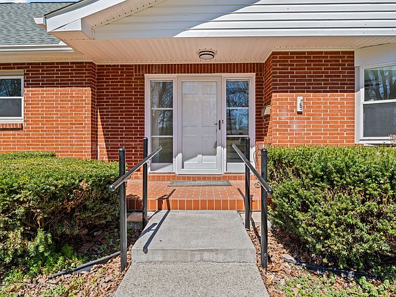 5th image of 329 Shady Oak Dr
