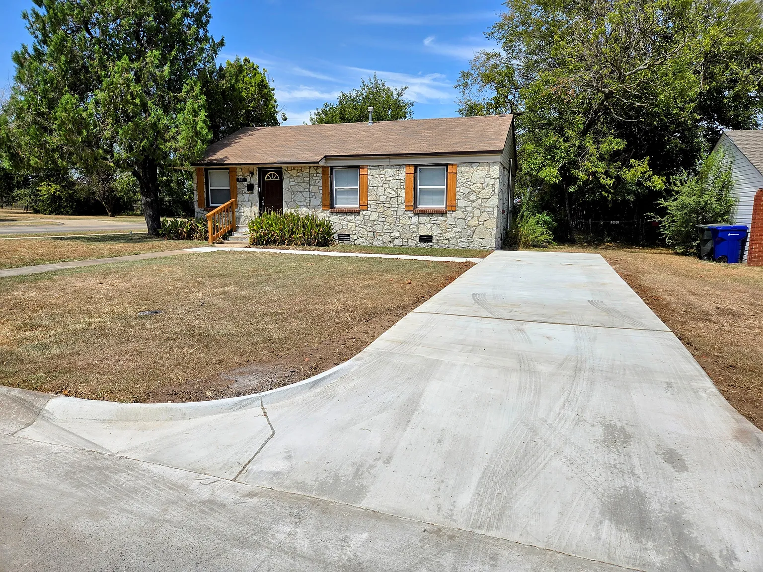 3 bed, 1027 sqft, $995 — Photo 1