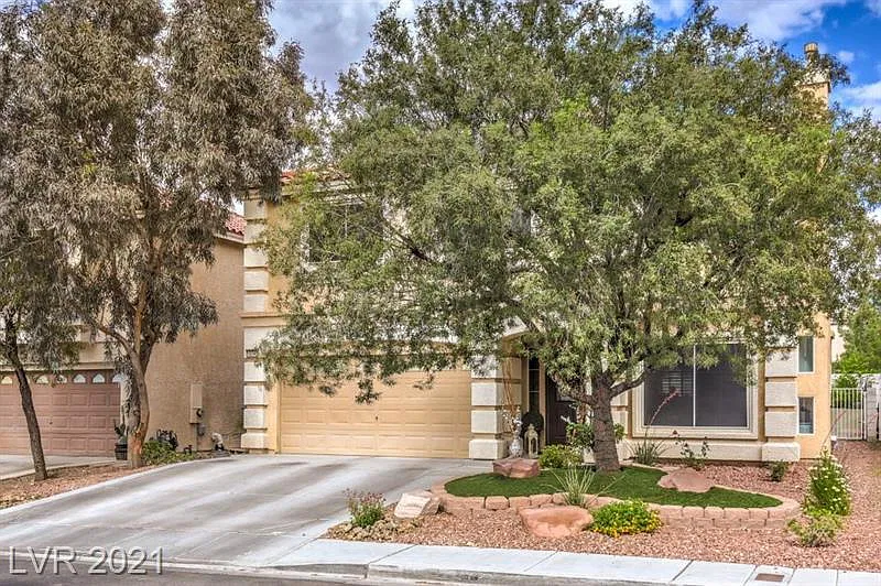 4 bed, 2.5 bath, 2729 sqft, $2,400 — Photo 2