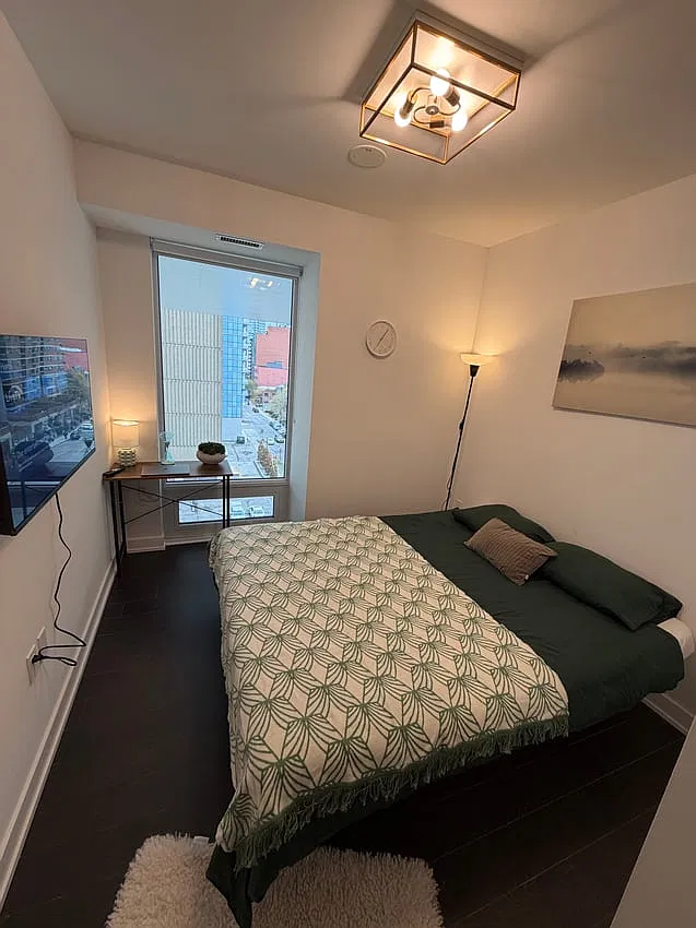 Deluxe Room St Patrick St & Dundas St W — Photo 1