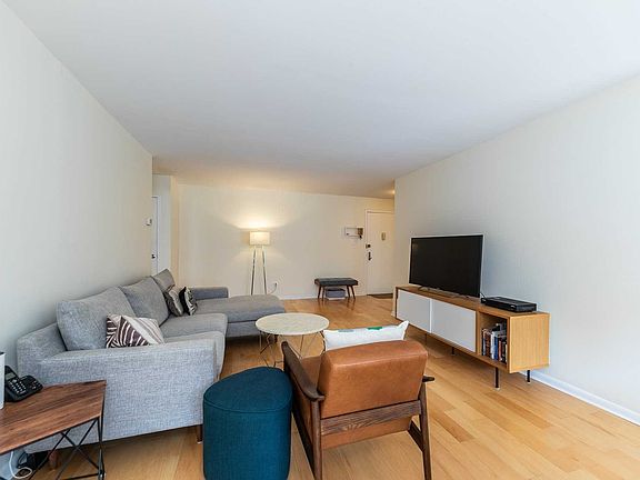 4th image of 250 N Village Ave