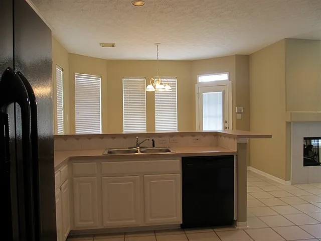 4 bed, 2.5 bath, 2944 sqft, $2,790 — Photo 4