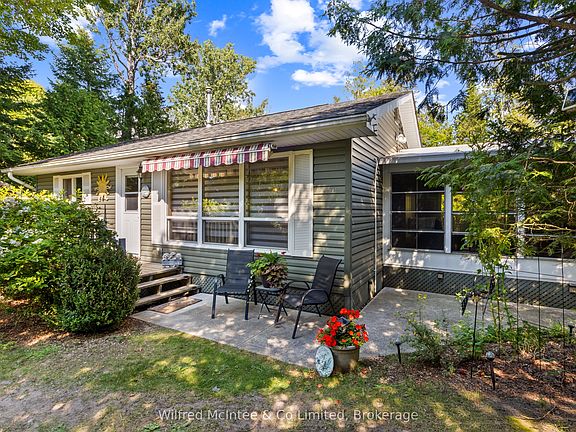2nd image of 32 Mohawk Dr