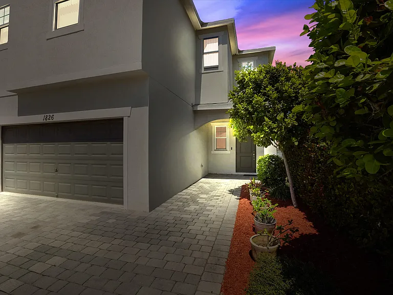 1826 Lake Cove Dr — Photo 5