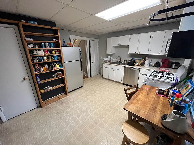 414 E Marshall St — Photo 45