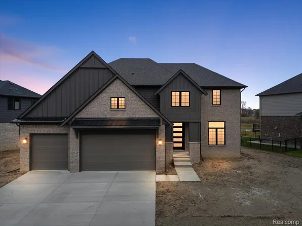 45166 Twin River Dr, Macomb, MI 48044