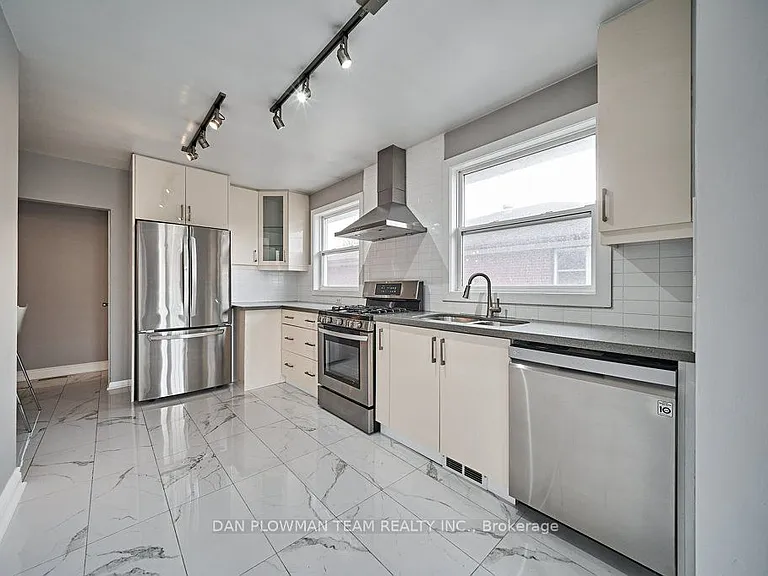 181 Waverly St S #UPPER — Photo 1