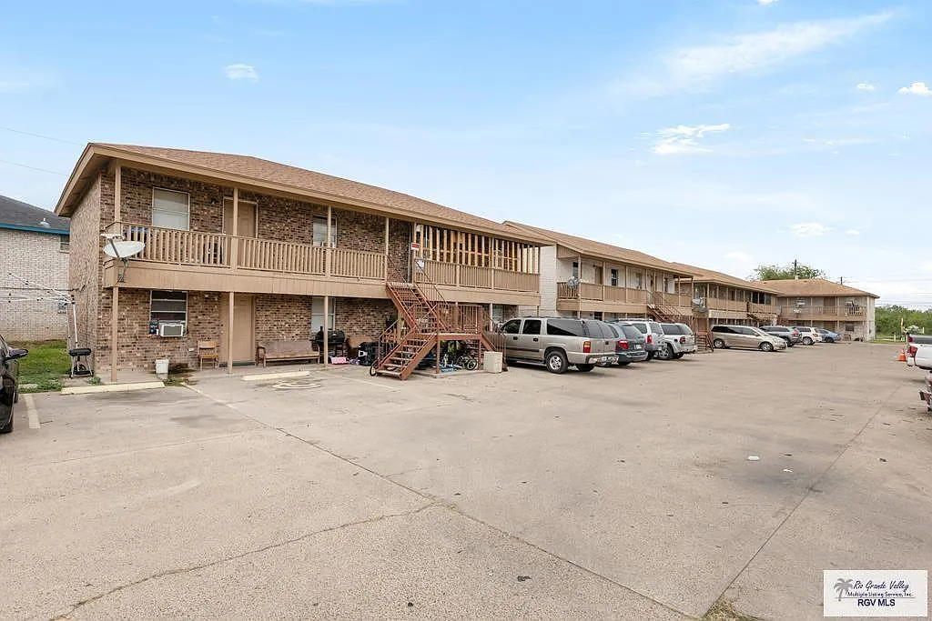 2 bed, 1.0 bath, 800 sqft, $795 — Photo 2