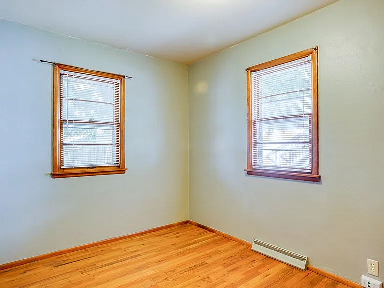1714 W Clark St — Photo 11
