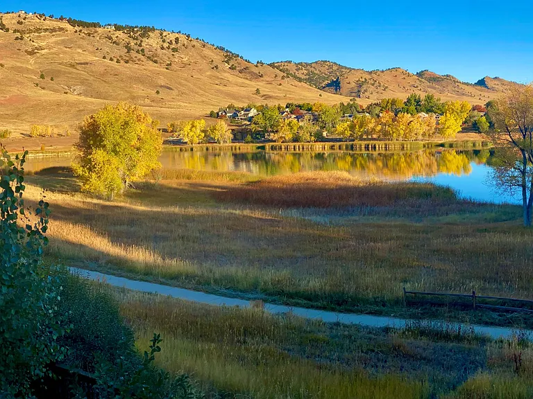 Wonderland Lake, Hiking Trails, fishing, a stone's throw form your front door!