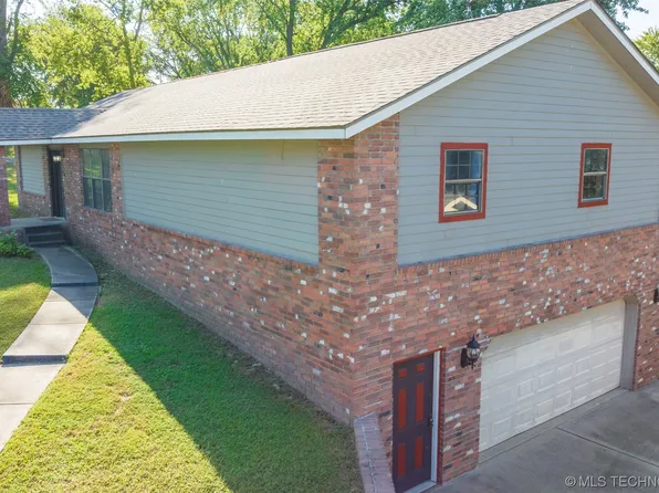 310 W 4th St, Grove, OK 74344