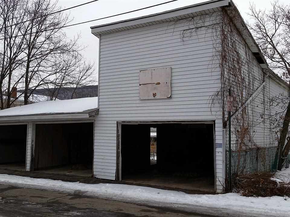 2nd image of 562 Main St