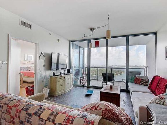 2nd image of 601 NE 36th St APT 2810