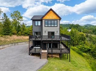 1279 Upper Middle Creek Rd, Sevierville, TN 37876