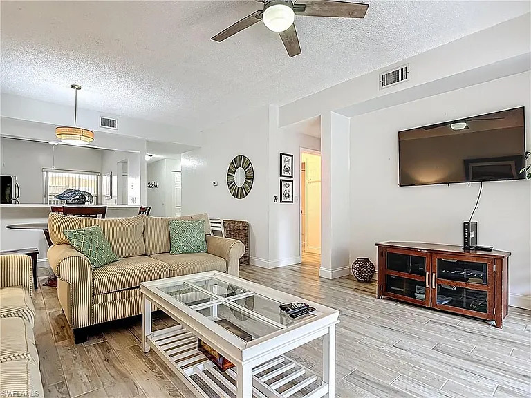 1044 Woodshire Ln #B102 — Photo 3