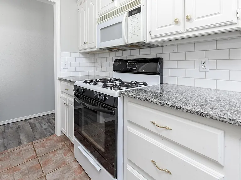 907 W Tesio Way — Photo 3