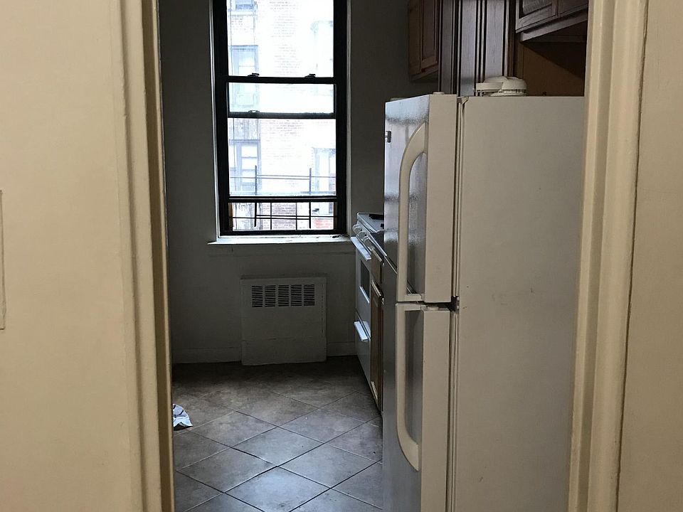 2nd image of 2840 Bainbridge Ave