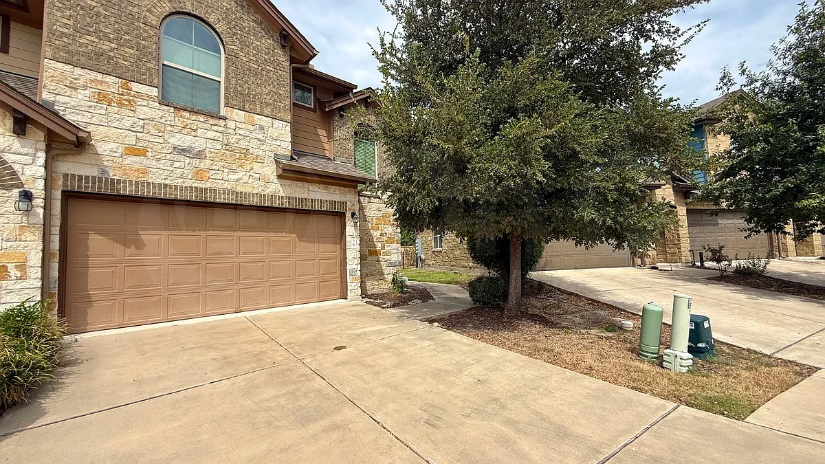 3 bed, 2.5 bath, 1600 sqft, $1,895 — Photo 2