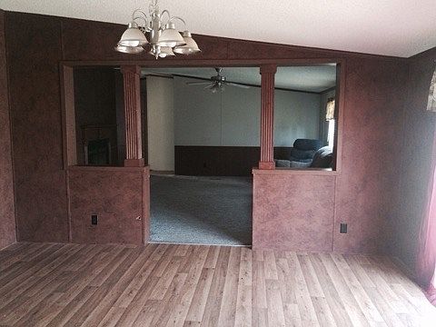 DINING AREA 
WOODGRAIN FLOOR