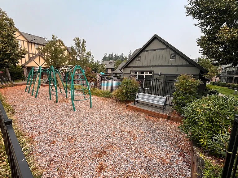 7907 NE Rockne Way — Photo 34