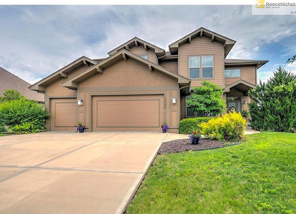 HUGE CRAFTSMAN STYLE HOME IN THE PRESTIGIOUS STONEBRIDGE PARK