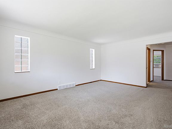 4th image of 22764 Courtland Ave