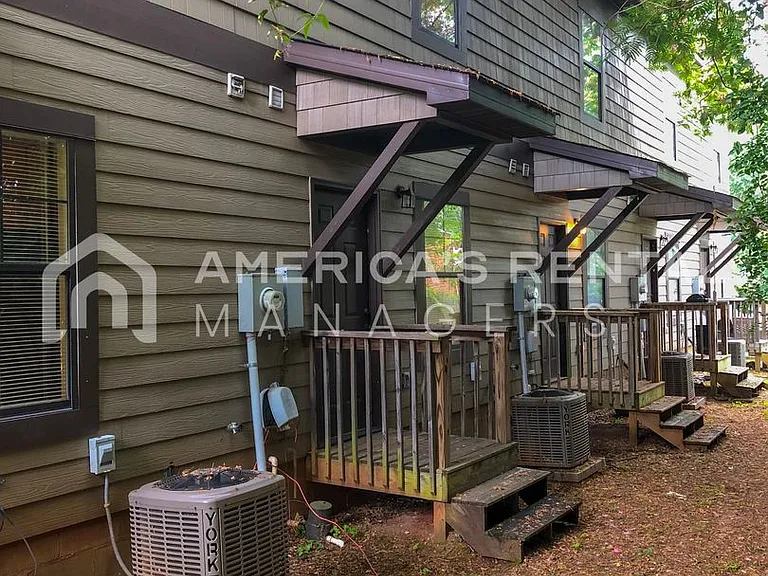 1911 6th Ave — Photo 13
