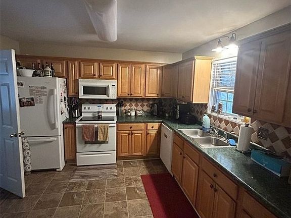 3rd image of 146 Oak Meadow Dr