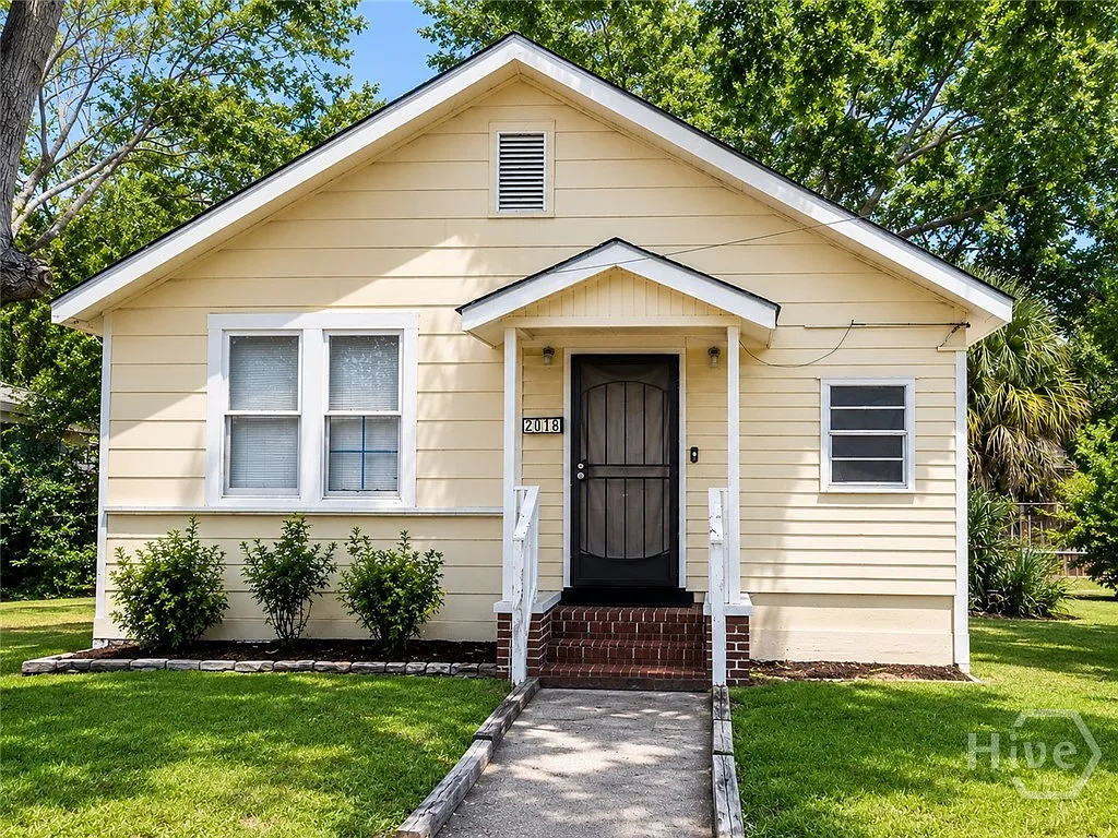 2 bed, 1.0 bath, 914 sqft, $1,350 — Photo 1