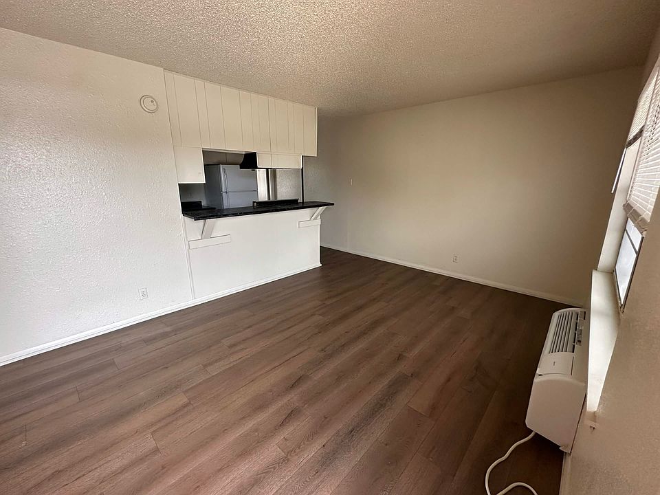 2nd image of 2108 W 9th St #3