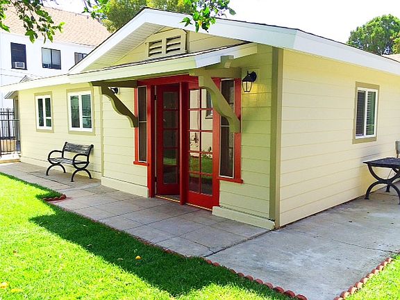 3rd image of 1112 E Lexington Dr #2