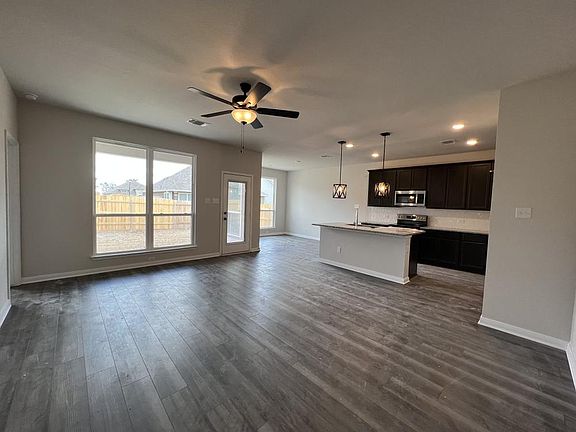 5th image of 811 Hollyhock Dr