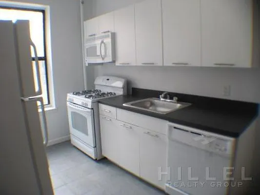 Rented by Hillel Realty Group | media 19