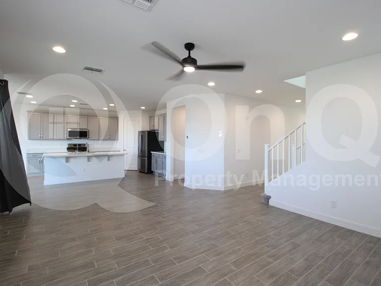 11818 S 54th Ln — Photo 7