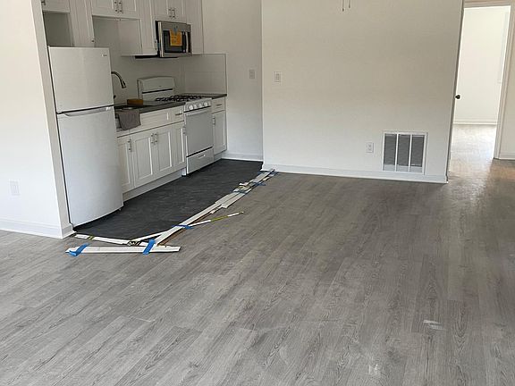 2nd image of 253 Robinson Ave Floor 1
