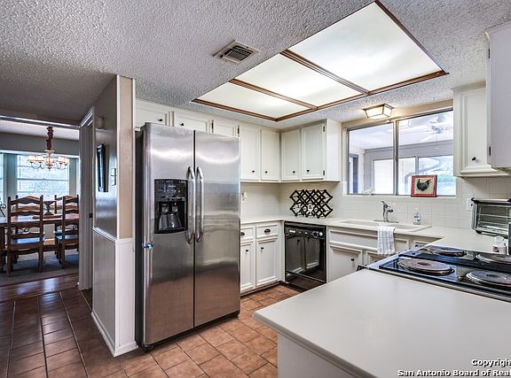 5th image of 2110 Oak Wild St