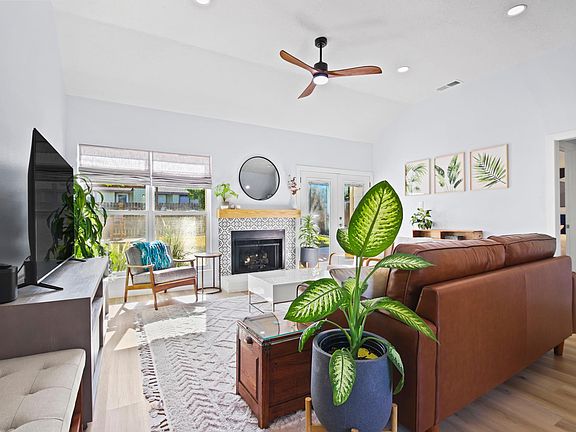 Live plants make this space feel extra homey.
