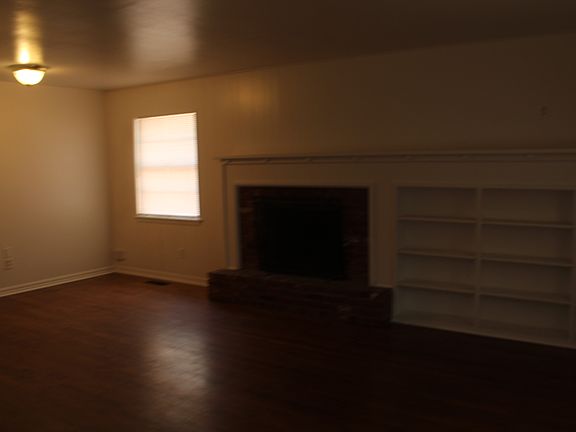 Livingroom w/ fireplace
