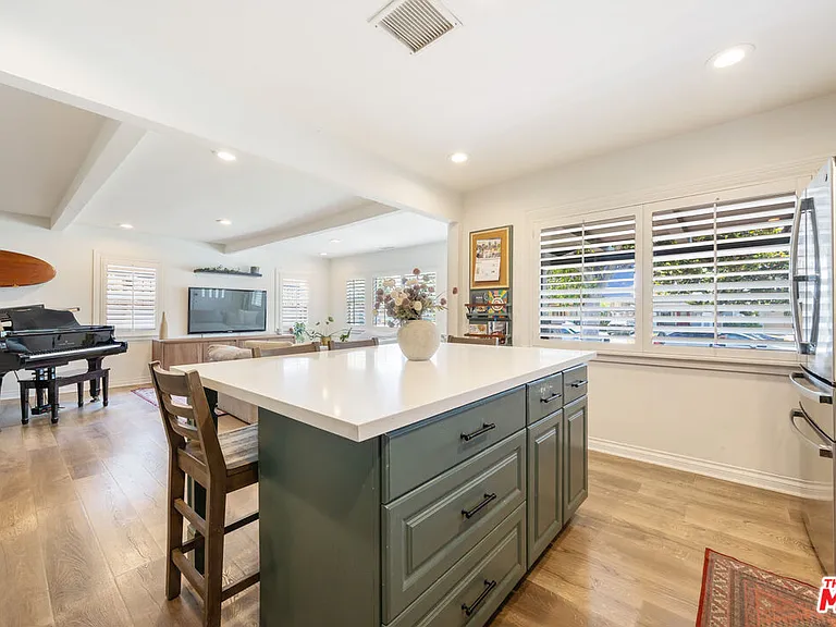 1837 N Middleton Pl — Photo 10