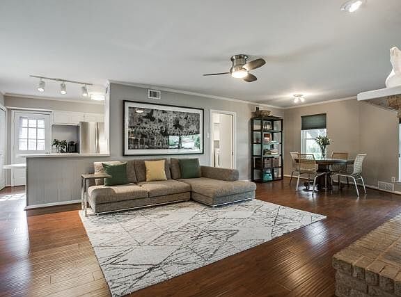 4th image of 9525 Larchwood Dr