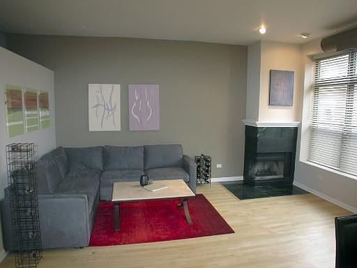 2nd image of 1435 W Fullerton Ave