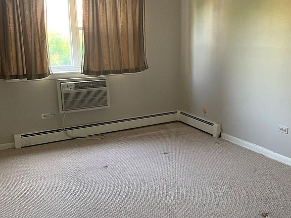 5th image of 619 W Stratford Pl APT 401