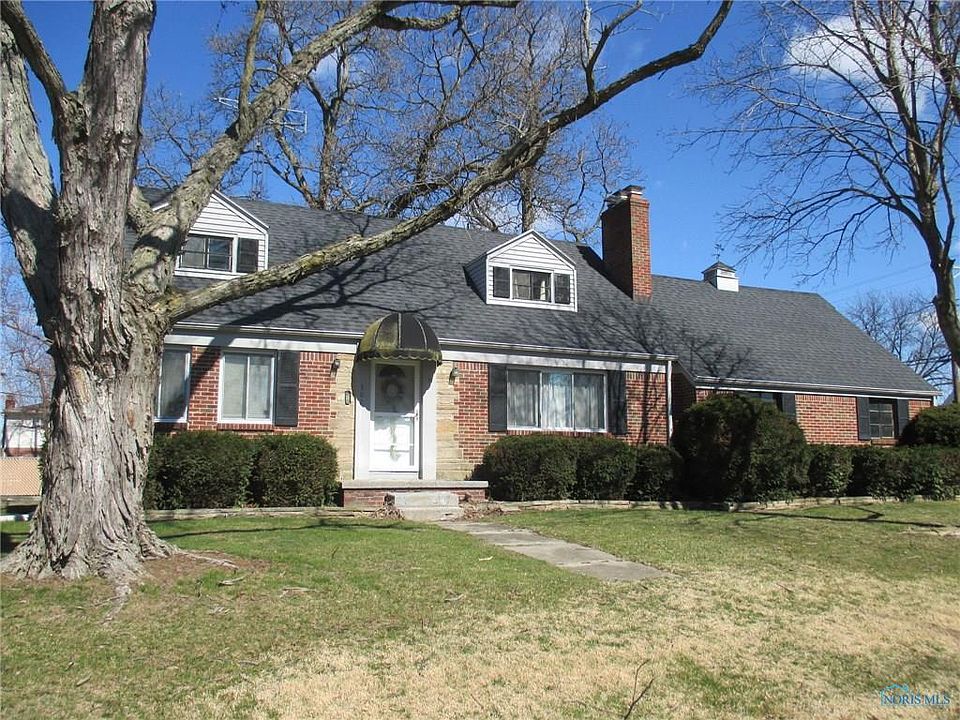 1st image of 302 Hawthorne Ln
