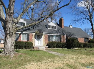 302 Hawthorne Ln, Rossford, OH 43460