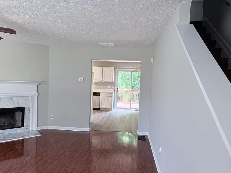 1086 Yellow River Dr — Photo 6