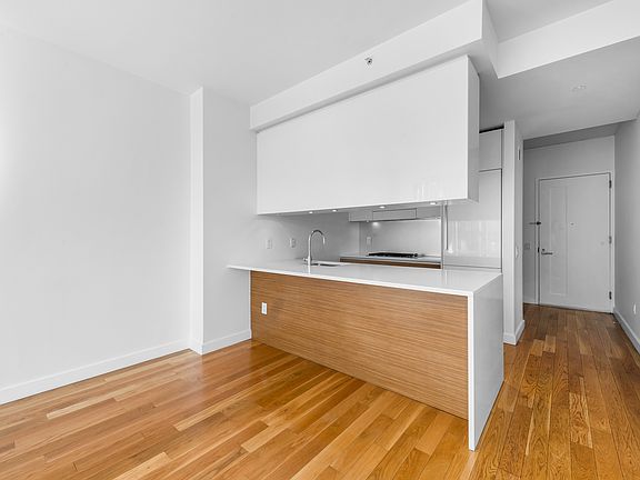 5th image of 555 W 59th St APT 16D