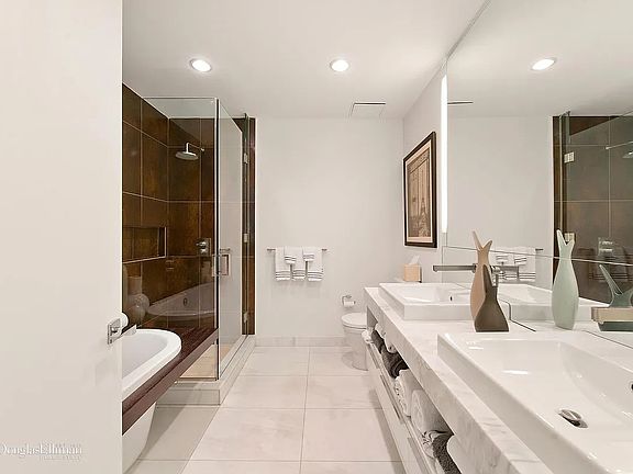 5th image of 133 W 22nd St APT 5D