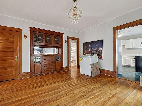 4th image of 904 W 22nd St #1