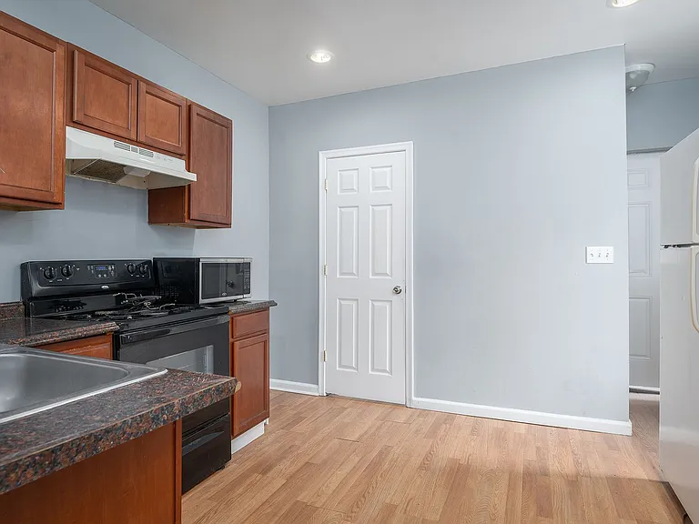 1562 N Woodyear St — Photo 10